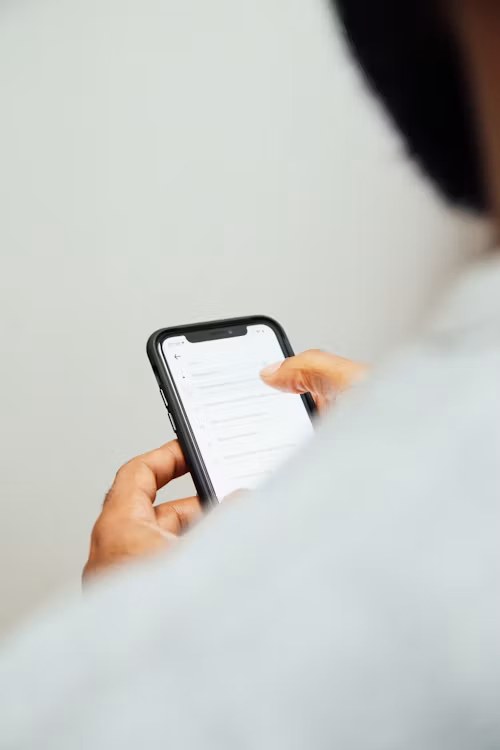 Professionnel de santé consultant une notification sur son téléphone